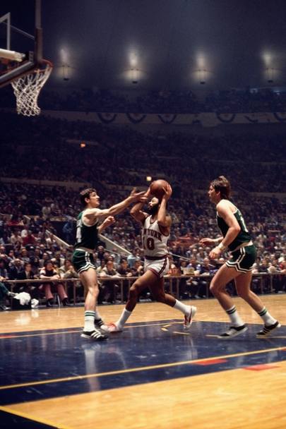 Durante una gara per le finali di Eastern Conference nel &#39;73 contro i Celtics (Getty Images)